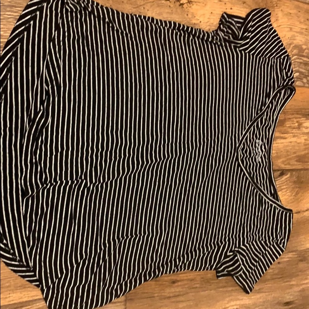 Rue 21 XS relaxed fit black and white tee